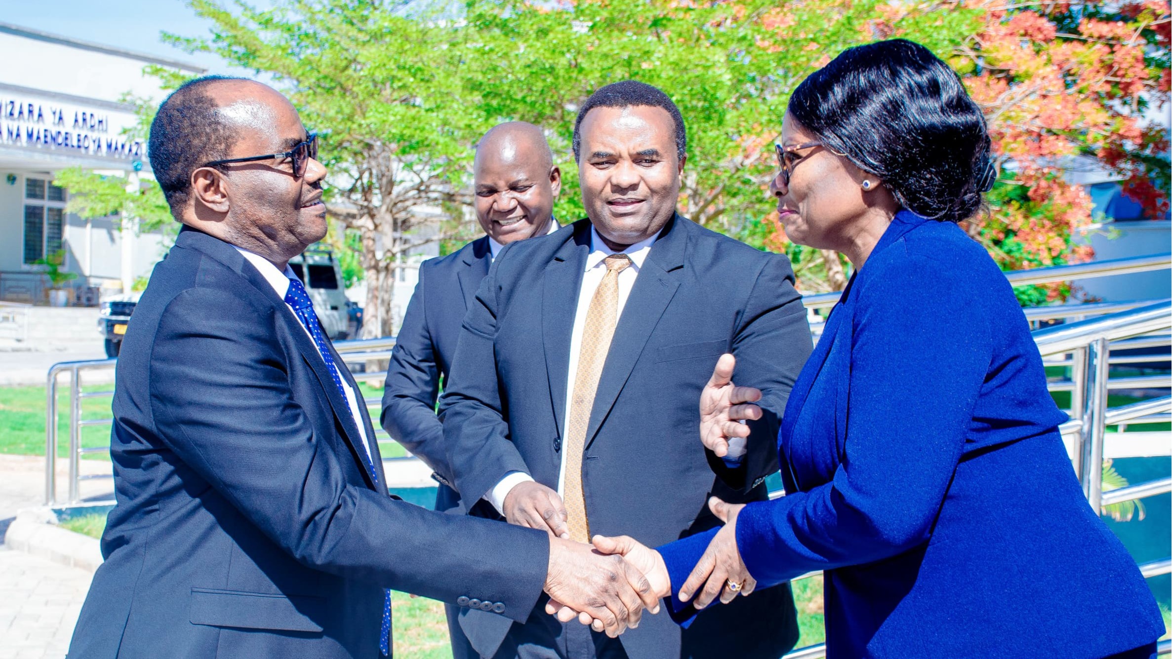 DKT. AKWILAPO NA NAIBU WAKE WAWASILI WIZARANI MARA BAADA YA KUAPISHWA