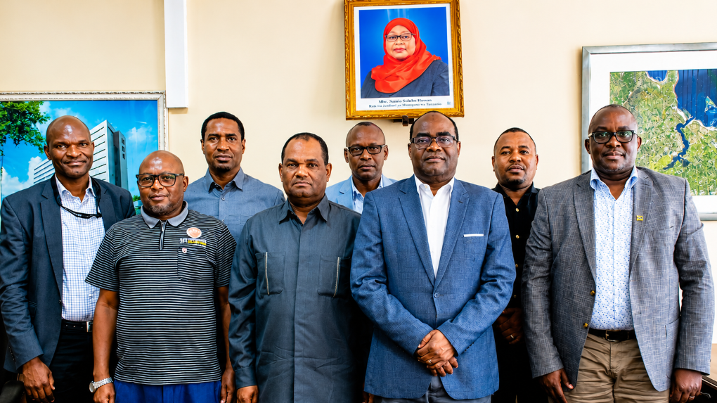 WAZIRI DKT AKWILAPO AKUTANA NA TAASISI YA WAPIMA ARDHI TANZANIA 