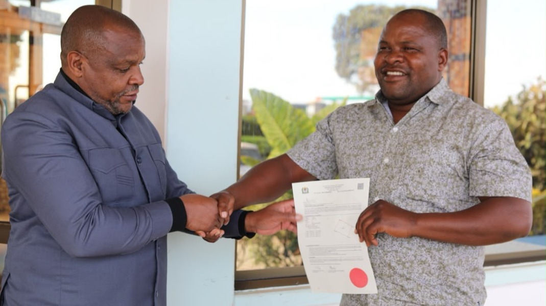 MWANANCHI NJOMBE AFURAHISHWA NA HUDUMA YA e-ARDHI, APATA HATI NDANI YA SIKU MOJA