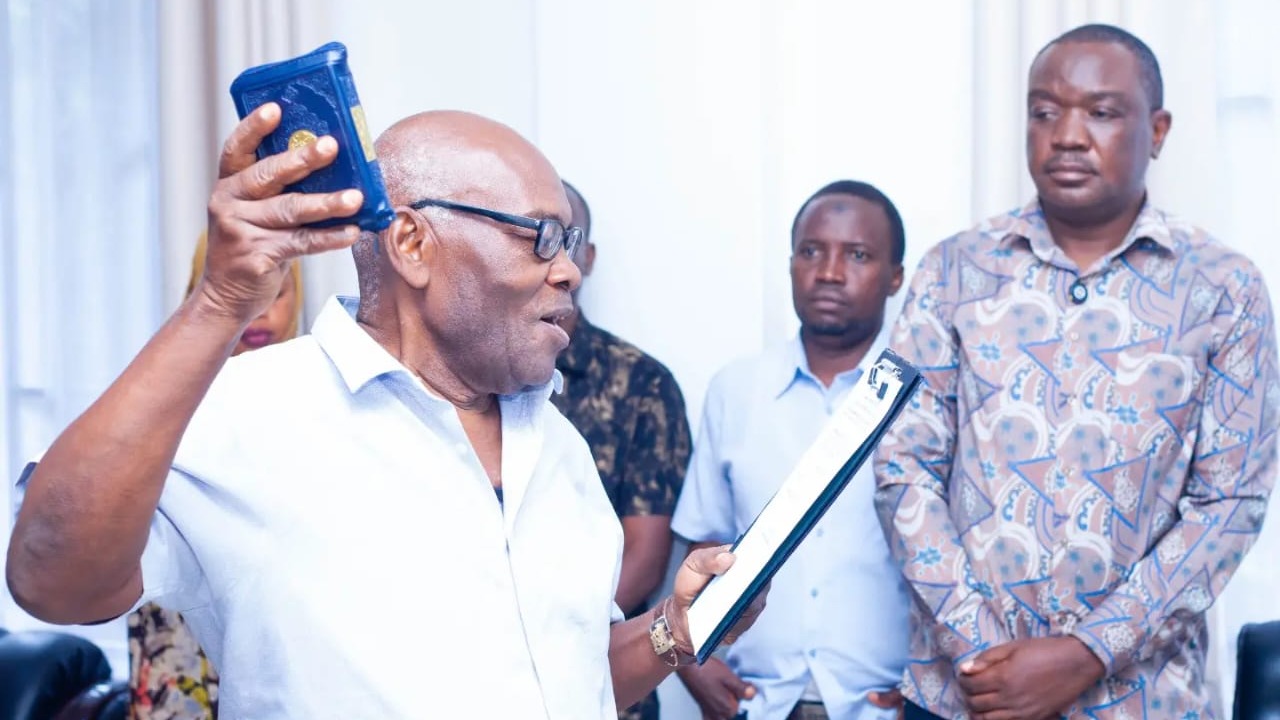 RC MOROGORO AWAAPISHA WAZEE WATATU KUTUMIKIA BARAZA LA ARDHI MVOMERO