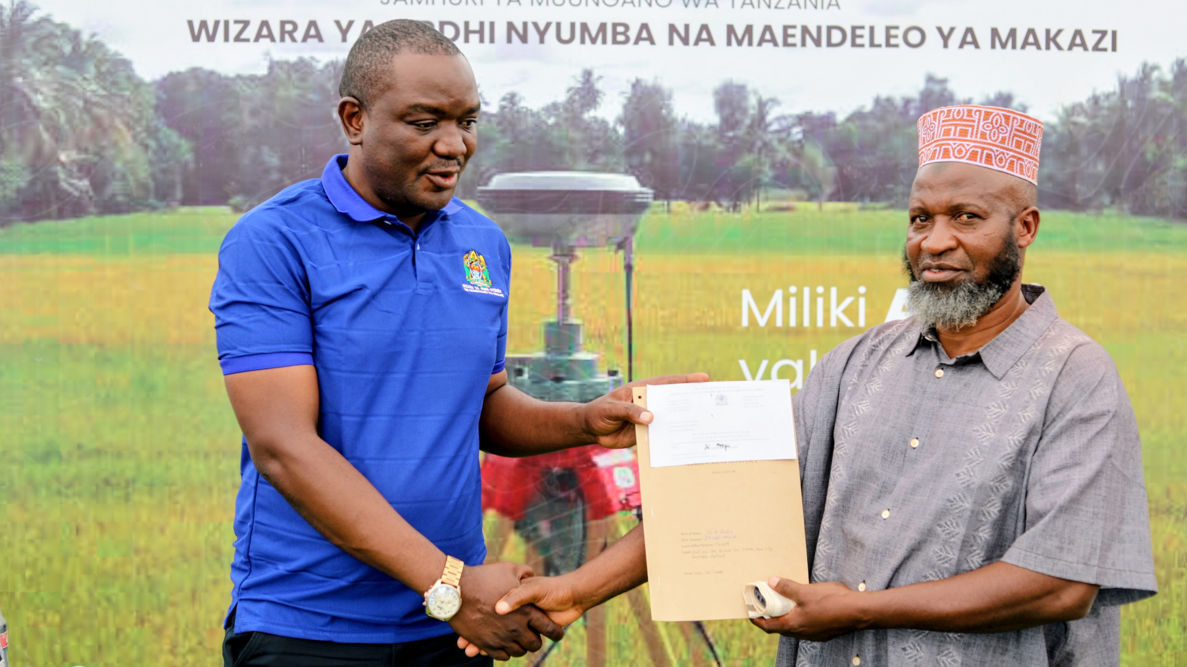 WANANCHI WAPONGEZA HUDUMA ZA ARDHI KATIKA TAMASHA LA UTAMADUNI