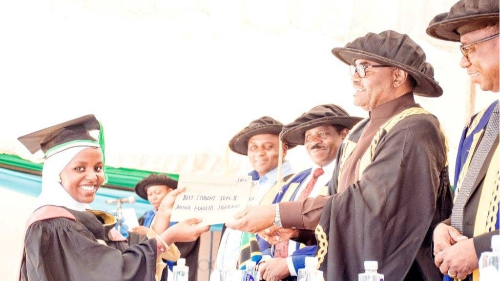 WAZIRI WA ARDHI AWAASA WAHITIMU ARIMO KUJIEPUSHA NA MATENDO MAOVU