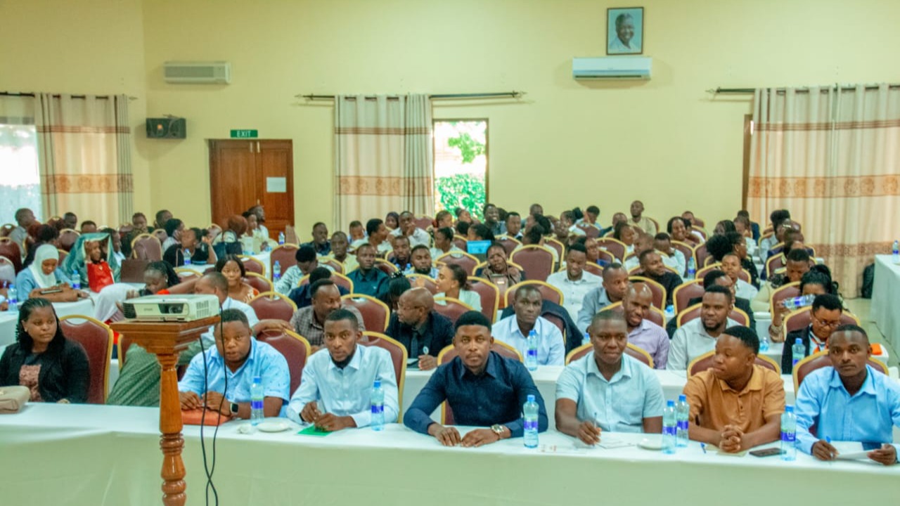 WATUMISHI WAPYA 225 WIZARA YA ARDHI WAFUNDWA KUHUSU UTUMISHI WA UMMA