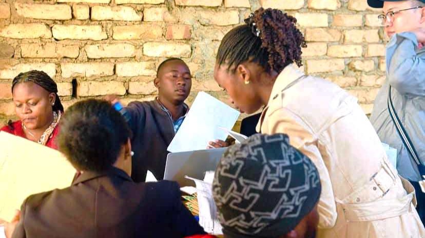 WENGI WAJITOKEZA KUPATA HUDUMA KATIKA KLINIK YA ARDHI MAFINGA