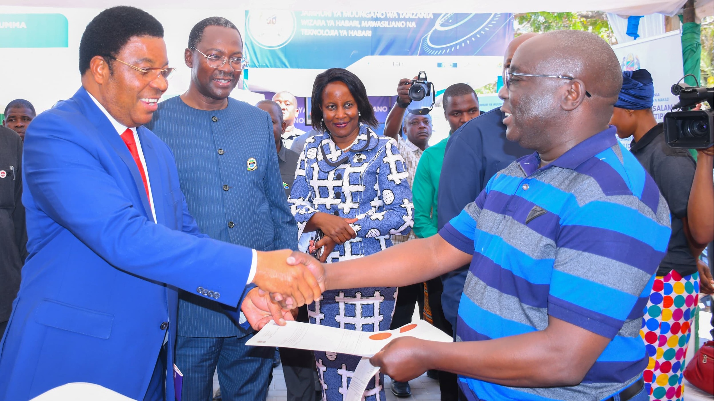 WAZIRI MKUU AKABIDHI HATI KWENYE MAONESHO