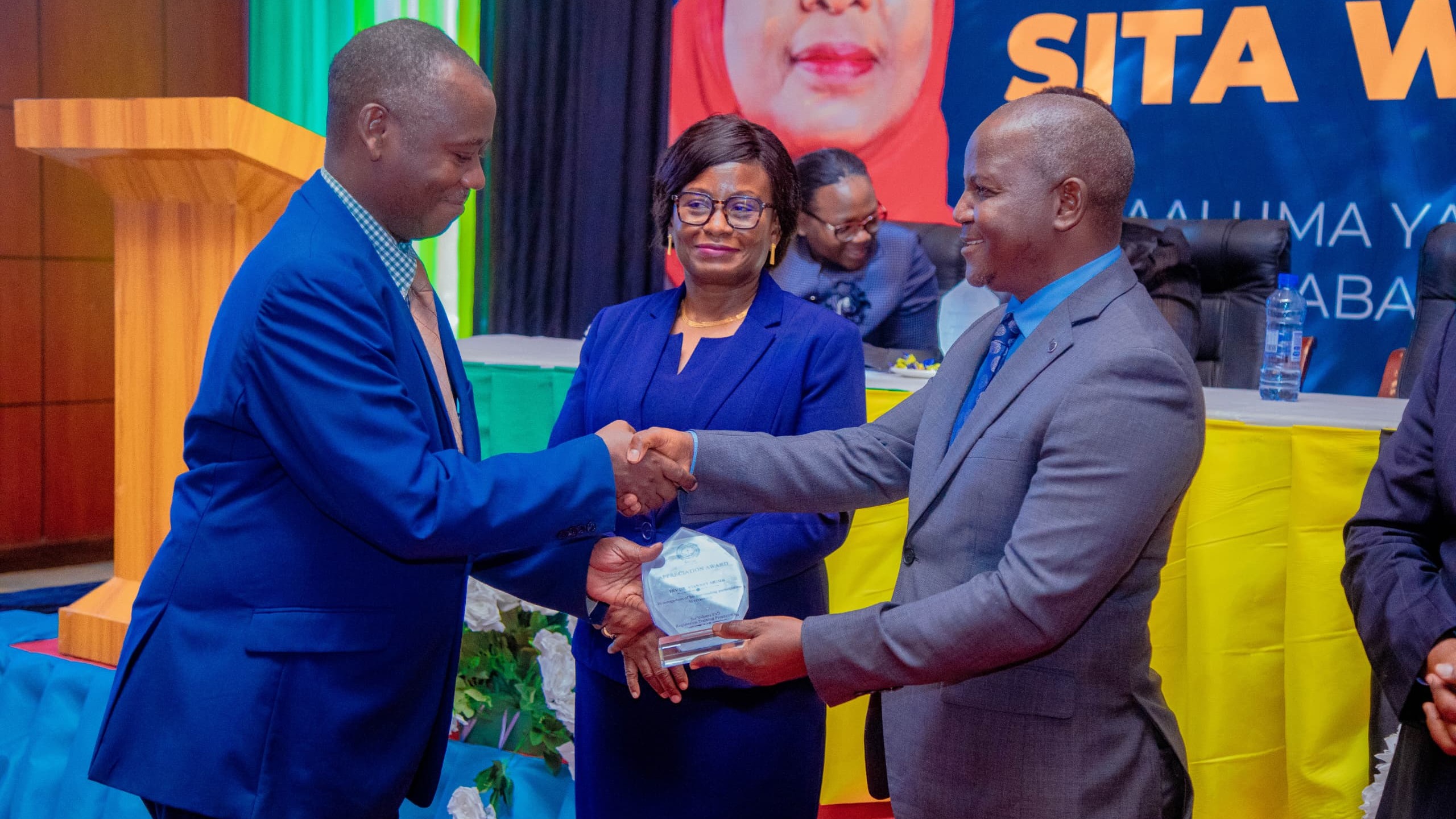 SERIKALI YAWATAKA WATHAMINI KUEPUKA KUFANYA KAZI KWA MASLAHI BINAFSI 