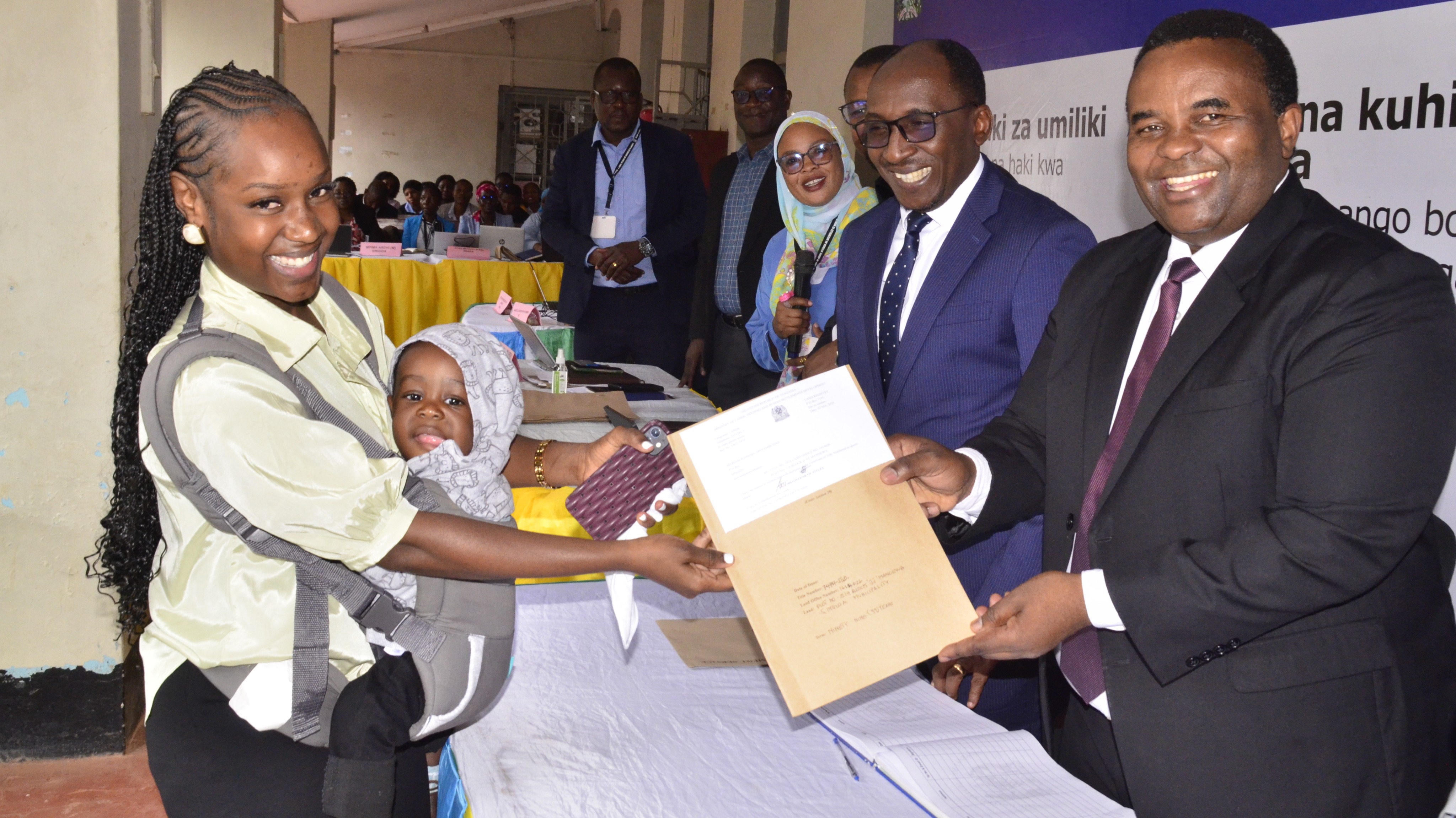 SAMIA ARDHI KLINIKI YALETA TABASAMU SINGIDA: WANAWAKE ZAIDI YA 50 WAPEWA HATI MILIKI NA KUHIMIZWA KUMILIKI ARDHI